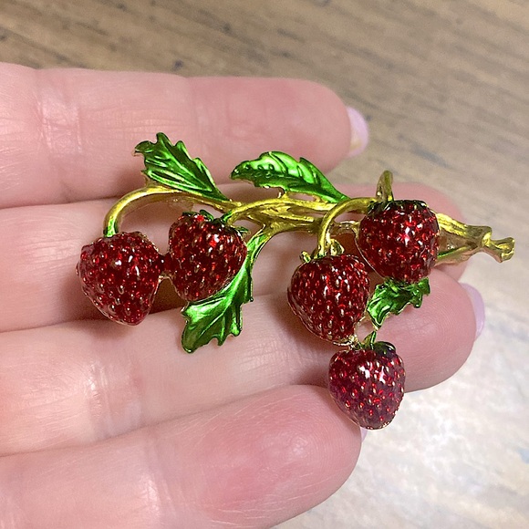 Red Strawberry Enamel Brooch Pin Stunning Vine Leaves Coat Scarf Lapel Gift - Picture 4 of 6